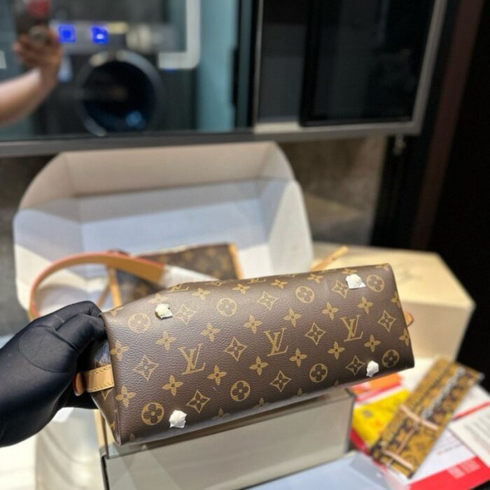 Louis Vuitton  CarryAll MM Monogram Bag LV266 - Image 4